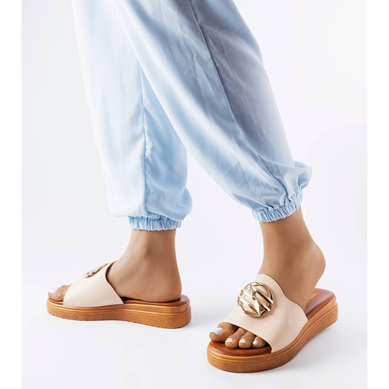 Ciabatte beige con plateau di Michelle 2