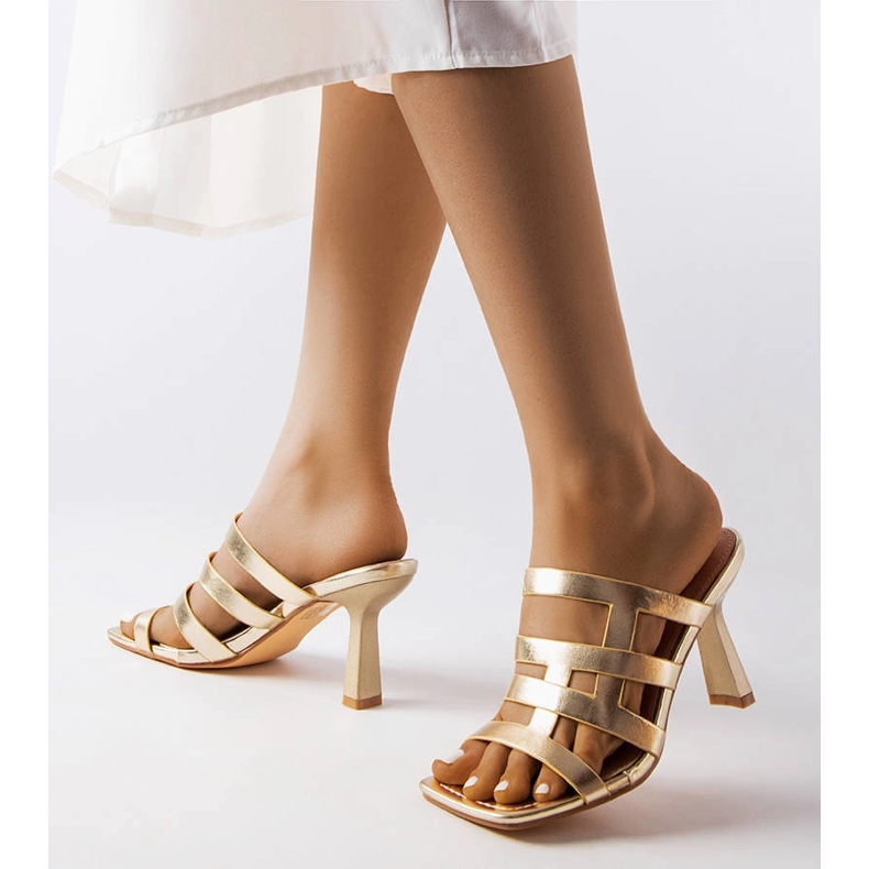 Infradito d'oro su uno spillo 1