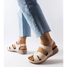 Sandali beige con zeppa bassa di Nelly 1