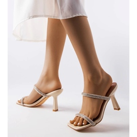 Sandali beige con tacco di Evelina 2