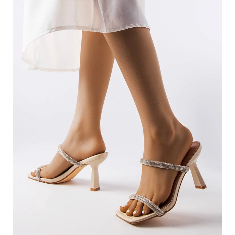 Sandali beige con tacco di Evelina 2