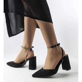 Décolleté con tacco nero di Stella 1