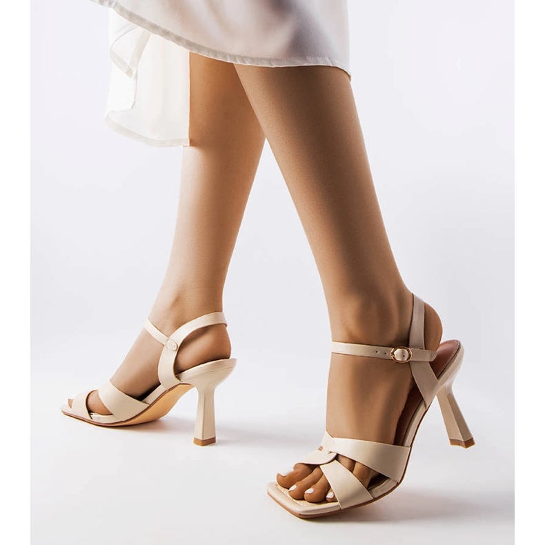 Sandali beige con tacco alto e cintura di Karolina 1