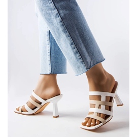 Infradito bianche su uno spillo bianco 1