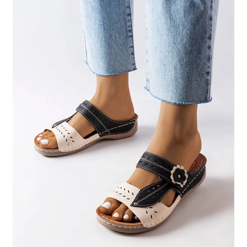 Sandali con zeppa bassi di colore nero di Jolanta beige 1
