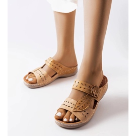 Sandali con zeppa bassi beige di Jolanta 1