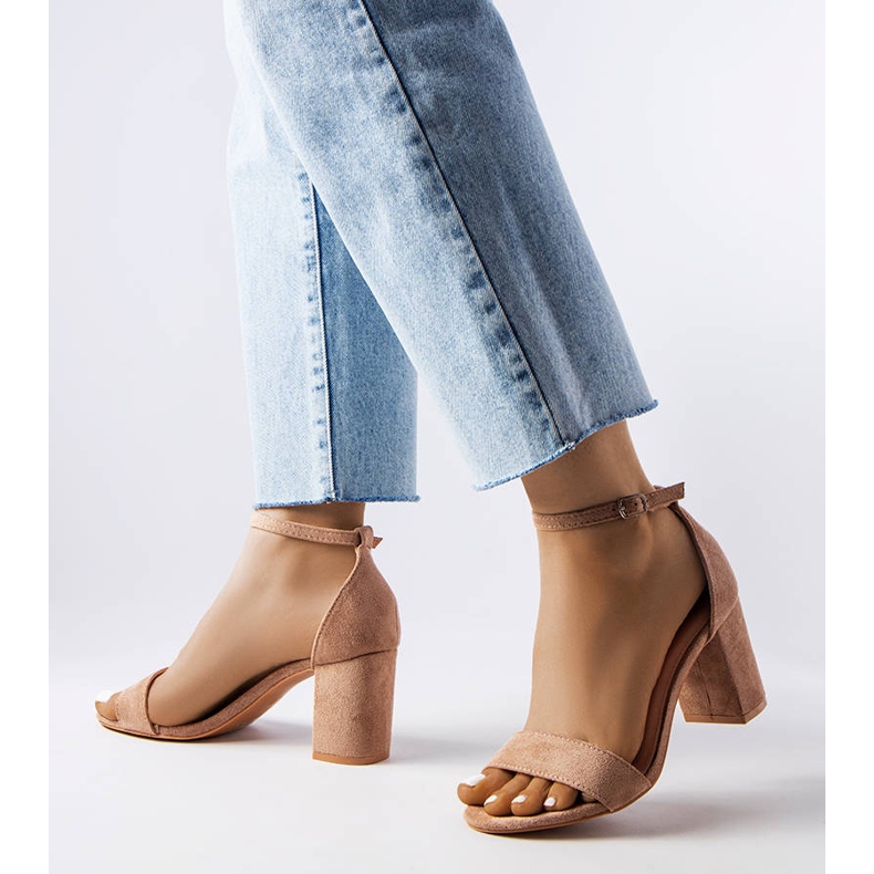 Sandali beige con tacco basso di Lourna 1