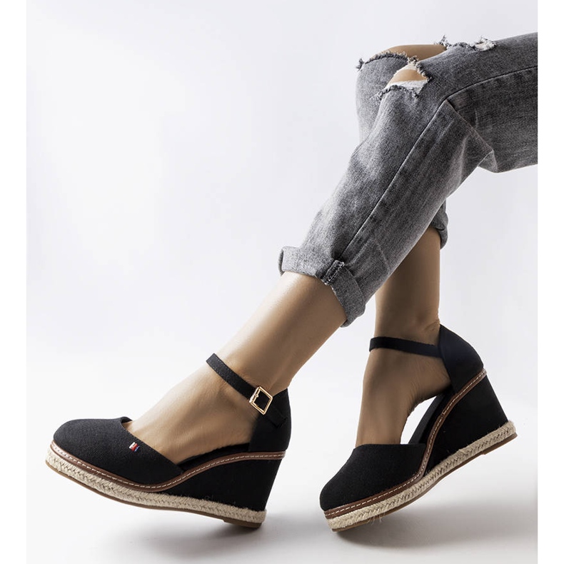 Espadrillas con zeppa di colore nero di Adelinda 1