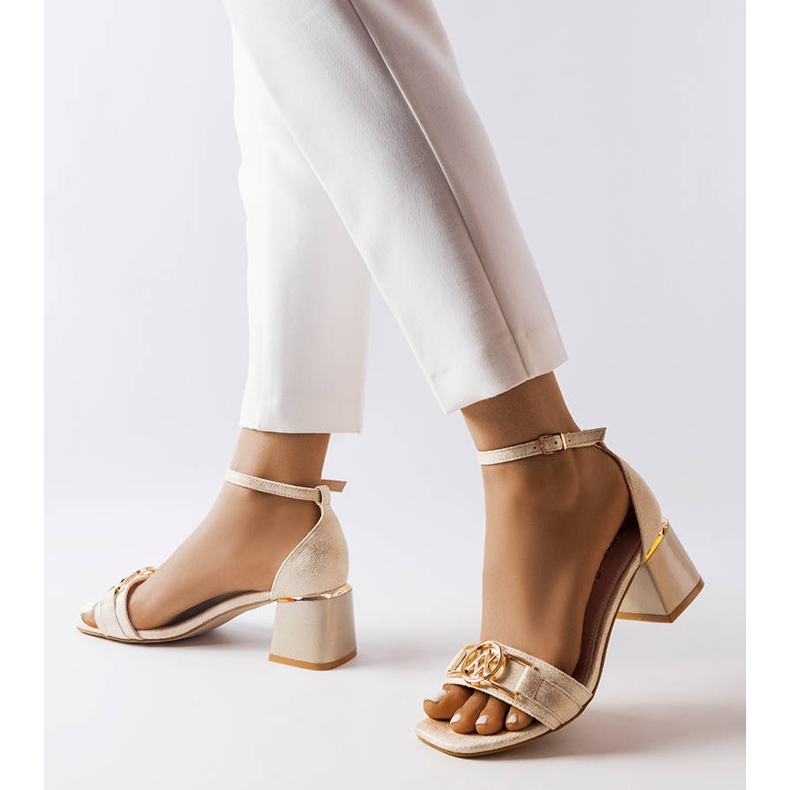 Inna Sandali Helmi dorati con tacco basso beige 2