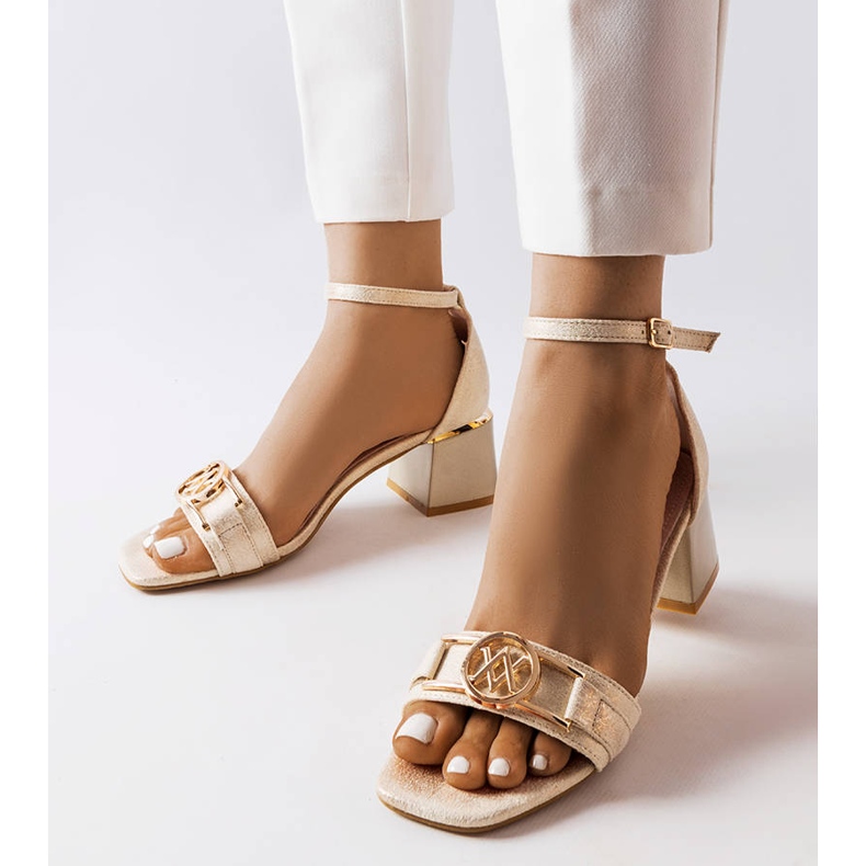 Inna Sandali Helmi dorati con tacco basso beige 1