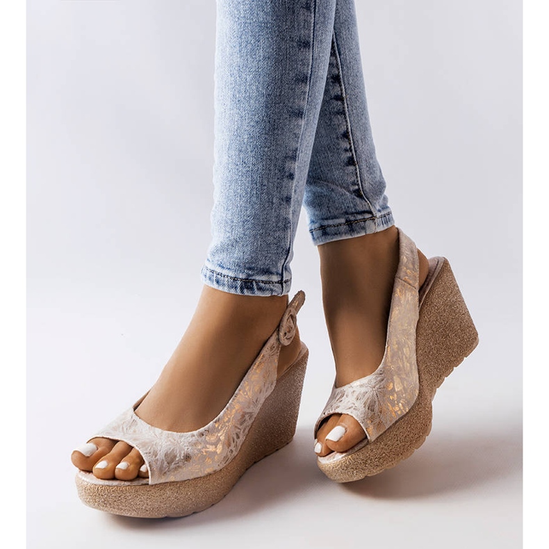 Sandali con zeppa beige di Jarmila 1