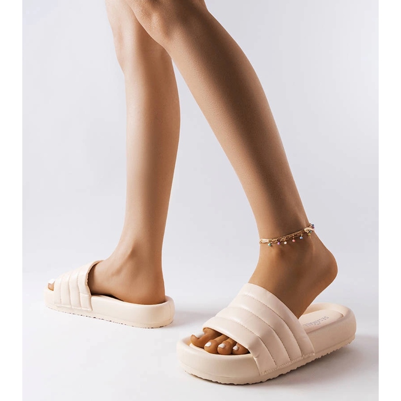 Inna Pantofole beige decorate con trapuntatura di Dorene 2