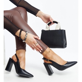 Décolleté con tacco aperto di colore nero di Wechsler 1