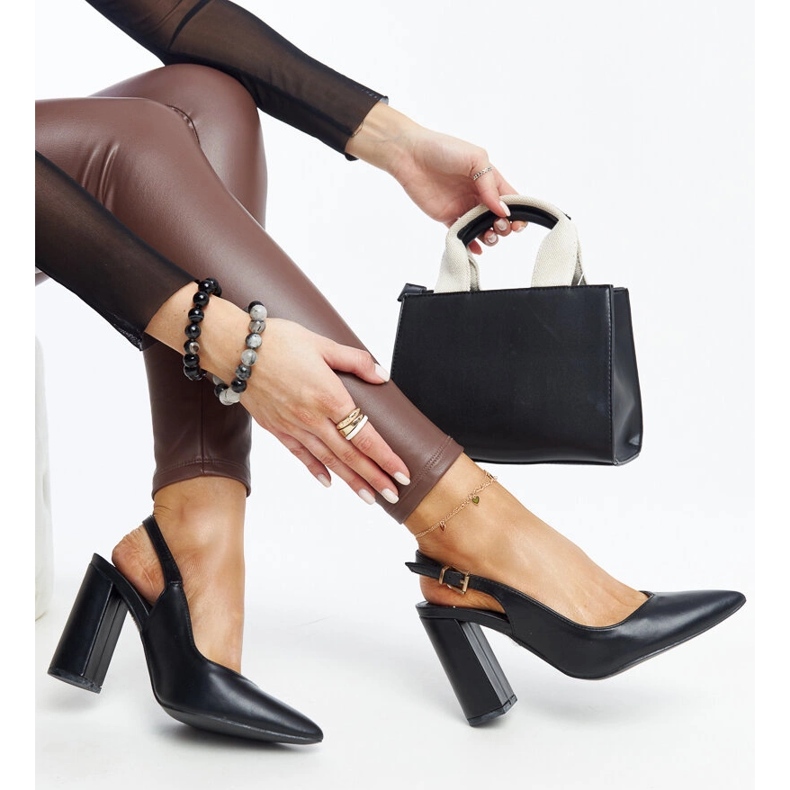 Décolleté con tacco aperto di colore nero di Wechsler 1