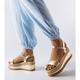 Accedi ai sandali con zeppa dorati d'oro 1