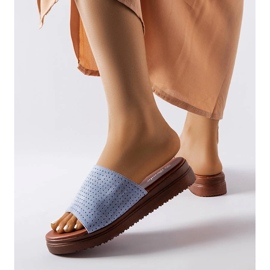 Pantofole blu con tomaia traforata di Idabel 2