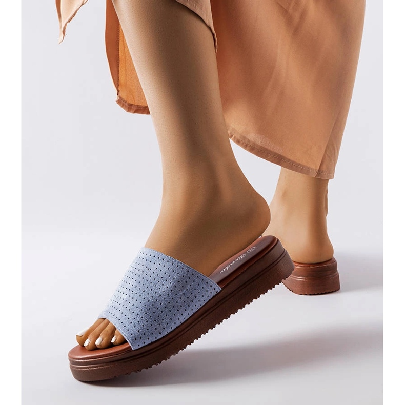 Pantofole blu con tomaia traforata di Idabel 2