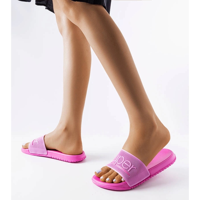 Pantofole in gomma rosa di Azelio 2