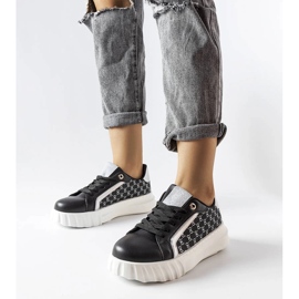 Sneaker con plateau di colore nero di Giuseppe 1