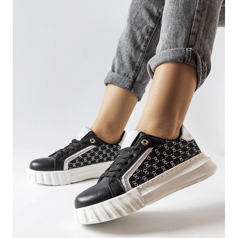 Sneaker con plateau di colore nero di Giuseppe 2