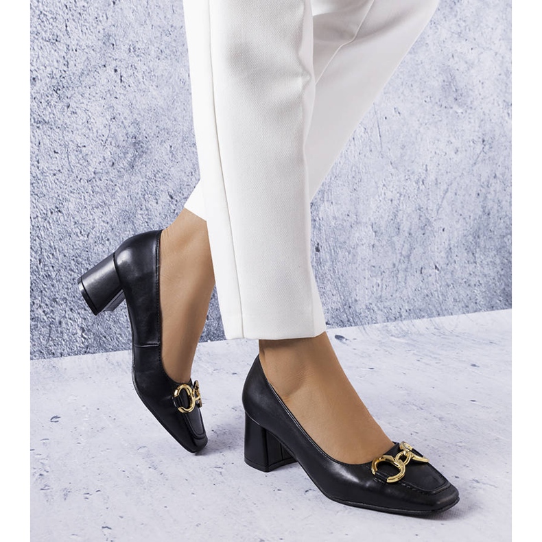 Décolleté con punta quadrata di colore nero di Neufville 1