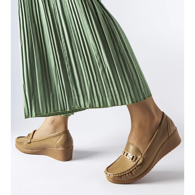 Mocassini marroni con zeppa e fibbia di Lerino beige 1