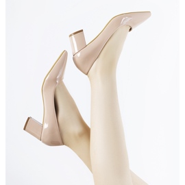 Décolleté beige sul palo di Harye 2
