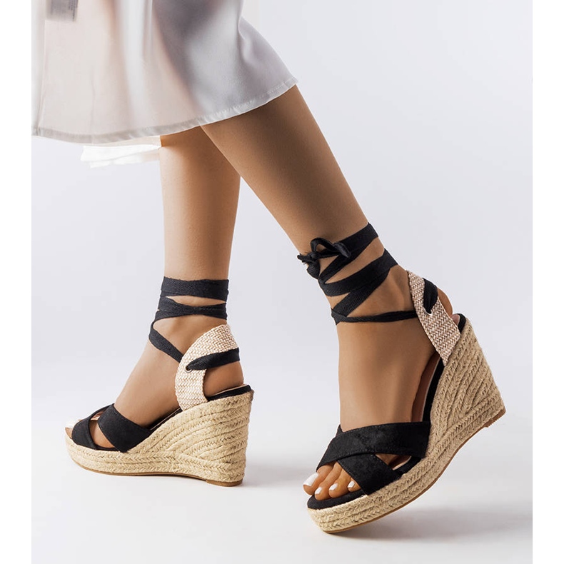 Espadrillas con zeppa di colore nero di Reviloa 1