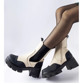 Stivaletti slip-on beige e neri di Mafalda 1