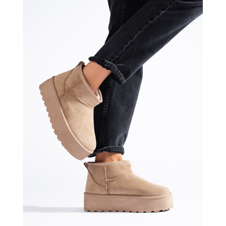 Scarponi da neve corti beige sulla piattaforma Shelovet 1
