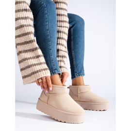 Doposci corti beige sulla piattaforma Shelovet 1