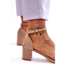 Sandali Su Un Tacco Stabile Beige 2