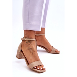 Sandali Su Un Tacco Stabile Beige 4
