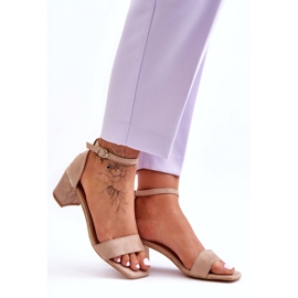 Sandali Su Un Tacco Stabile Beige 3