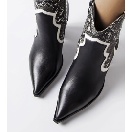 Stivaletti neri sul post di Ezinet nero 1