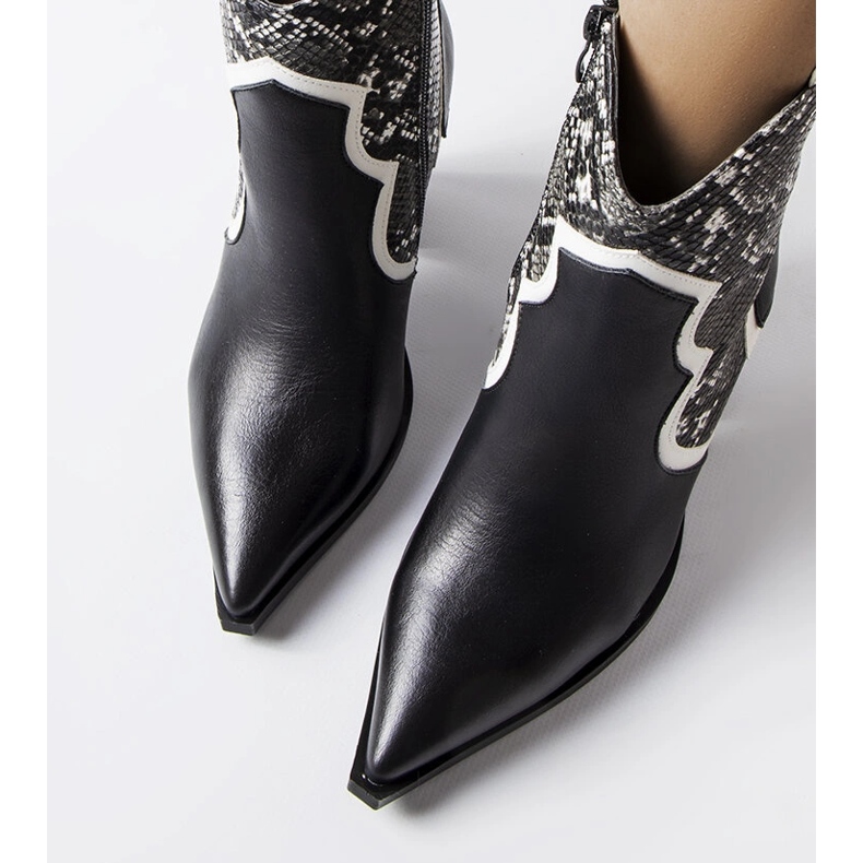 Stivaletti neri sul post di Ezinet nero 1