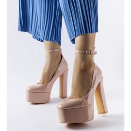 Décolleté con tacco alto in vernice beige di Colle 1