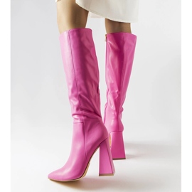 Stivali rosa sulla posta di Medicina 1