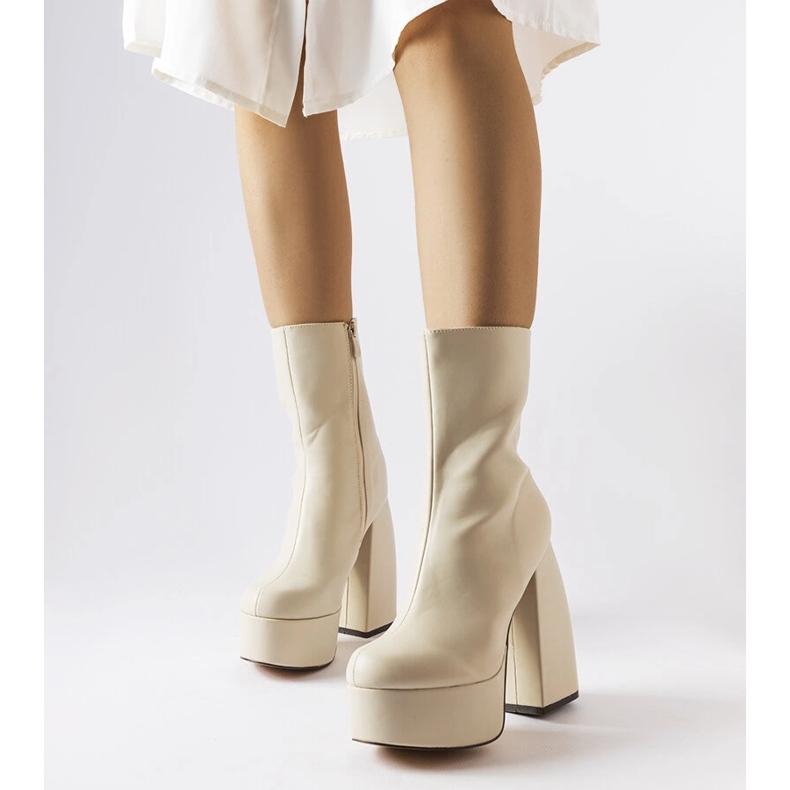 Stivali beige con tacco alto di Baratti 1