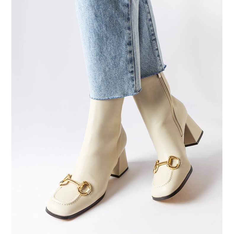 Stivali beige con tacco largo di Castione 1