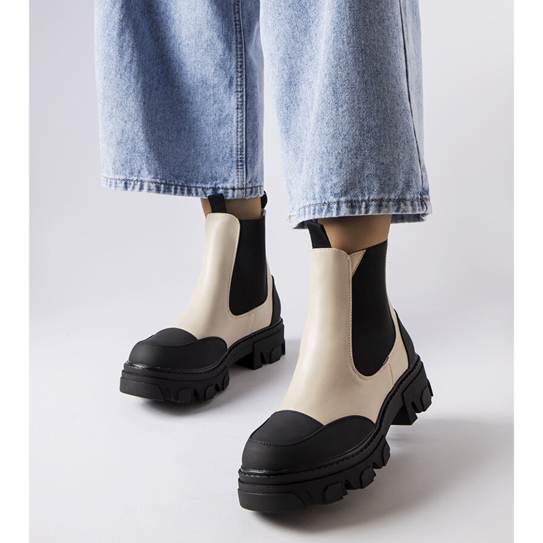 Stivaletti beige e neri di Sibyla 1