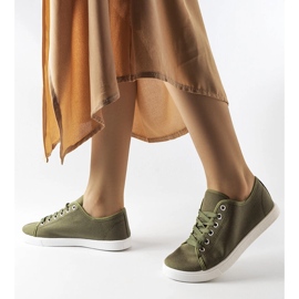 Sneaker in tessuto verde di Razan 1