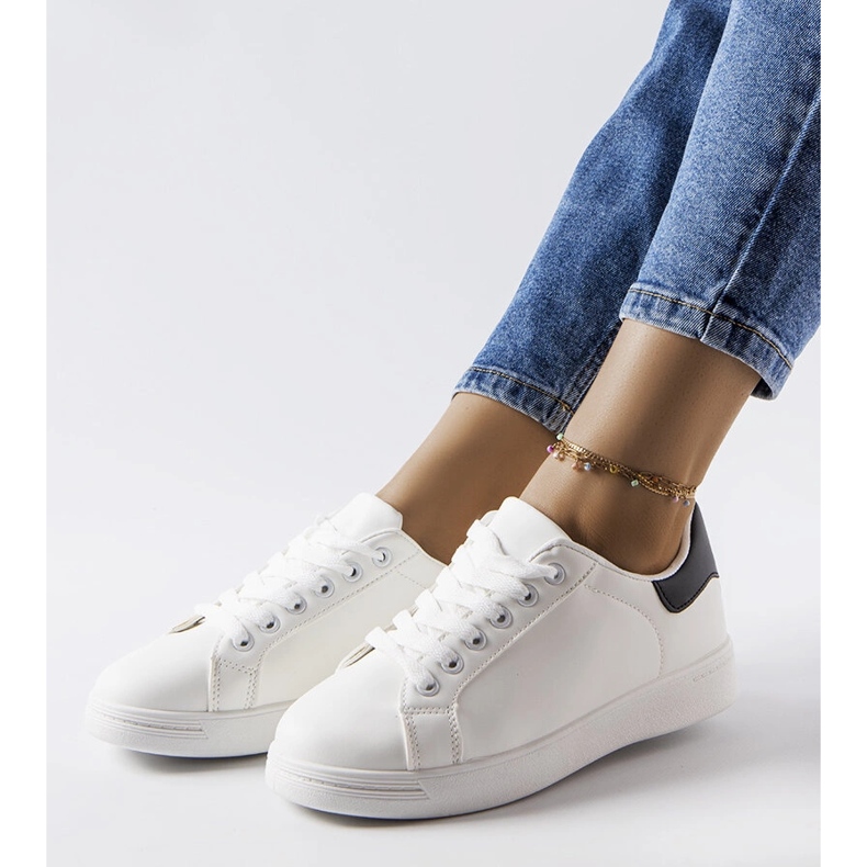 Sneakers bianche con inserto nero di Ingle bianca 1
