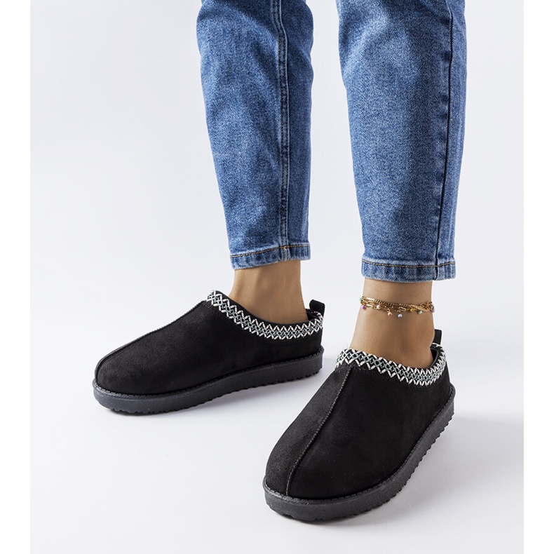 Pantofole isolanti nere decorate con ricami Dudi nero 1