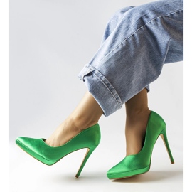 Décolleté in raso verde di Silje 1