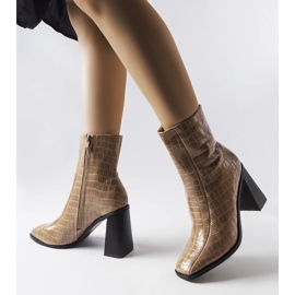 Stivaletti isolanti beige con motivo coccodrillo di Belluci 1