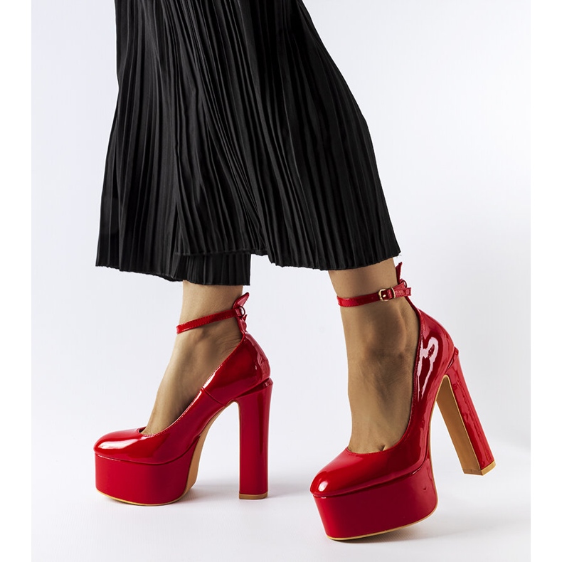 Décolleté con tacco alto in vernice rossa di Colle rosso 1