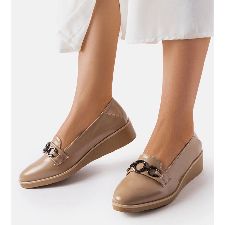Mocassini con zeppa laccati beige di Erin 1