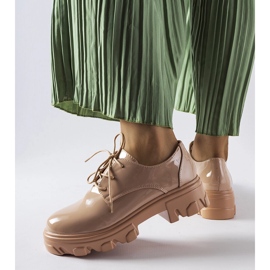 Scarpe laccate beige di Kelly 1