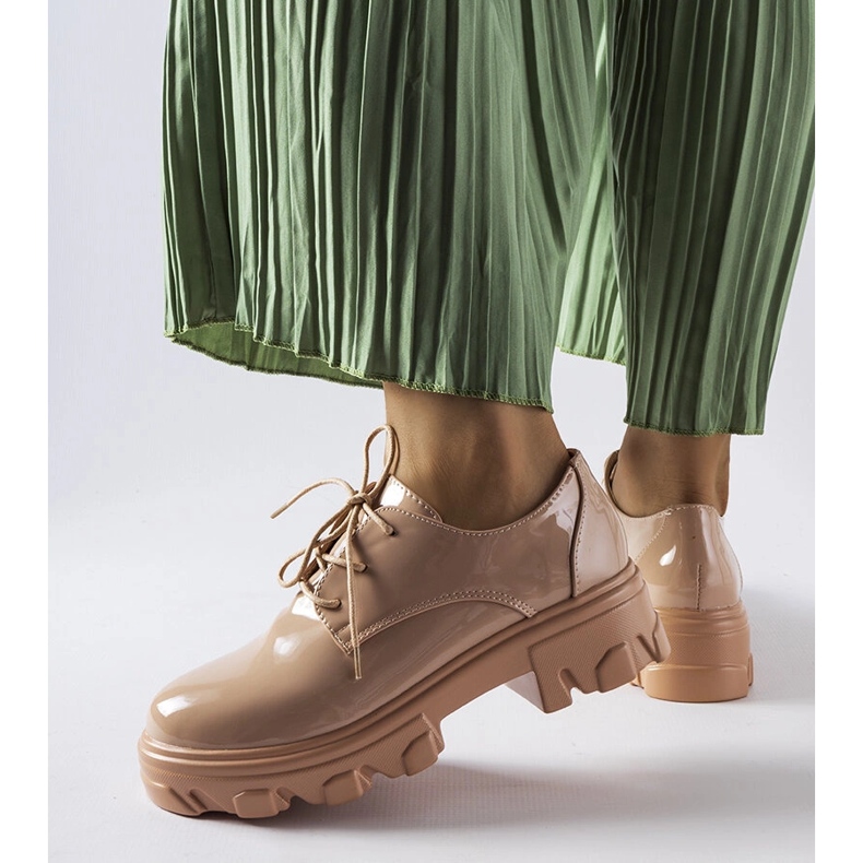 Scarpe laccate beige di Kelly 1